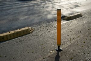 Słupek elastyczny – elastyczność, która chroni. Jak nowoczesne wygrodzenia podnoszą bezpieczeństwo i trwałość infrastruktury