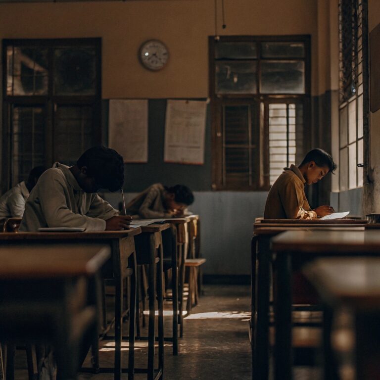 uczniowie piszą egzamin